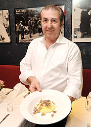 Aurelio Tomarellio (li.), lädt zur Trüffelzeit mit Weinen von Winzer Giuseppe Negro (Foto: Hannes Magerstädt, www.magerstaedt.de)